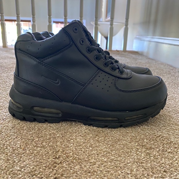 Women’s Nike Sneakers - Picture 3 of 6